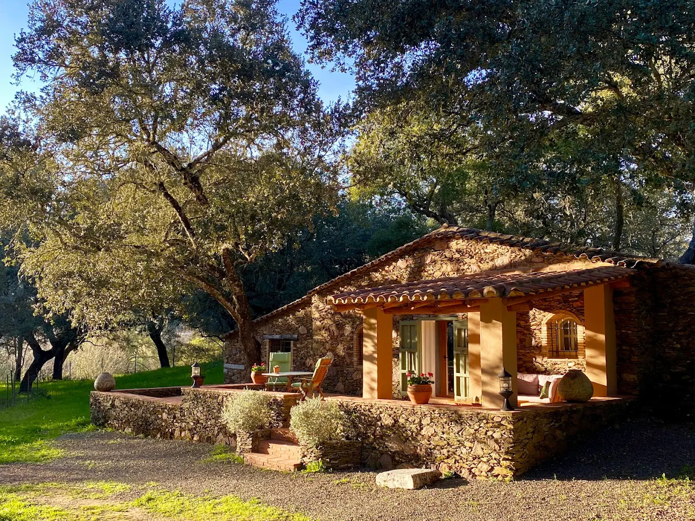 Casita de Piedra rodeada de árboles para relajarse en la Sierra de Aracena, Huelva