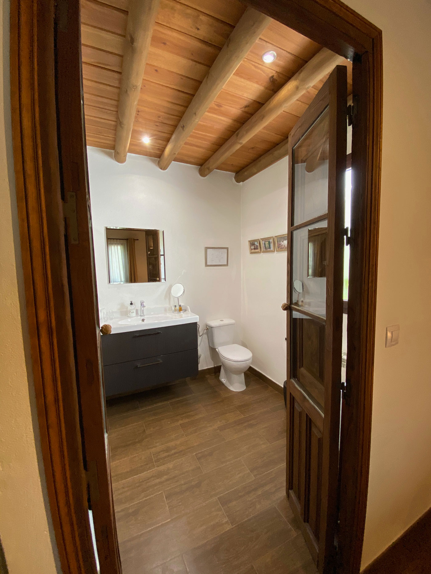 Baño completo de la Casita del Castaño