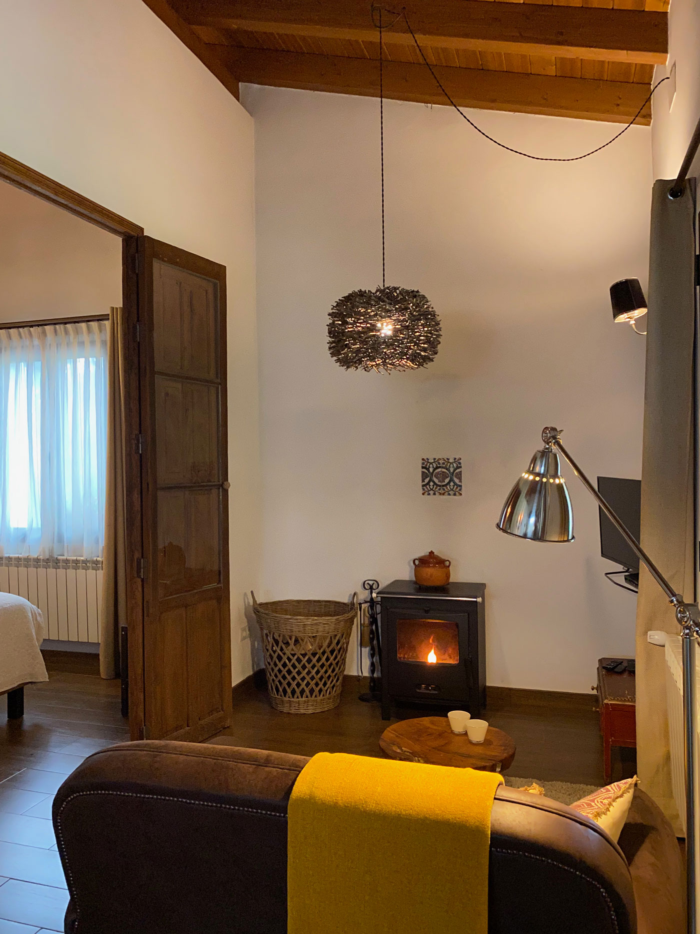 Salón con chimenea en la Casita del Castaño