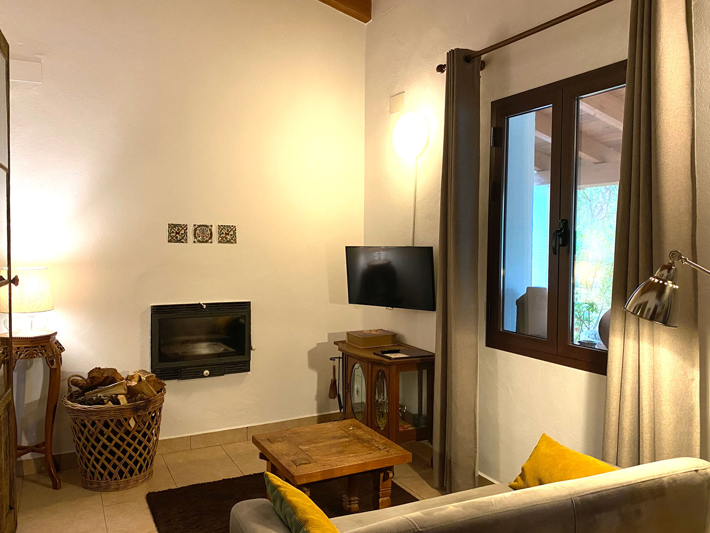 Salón con chimenea en la Casita del Corcho