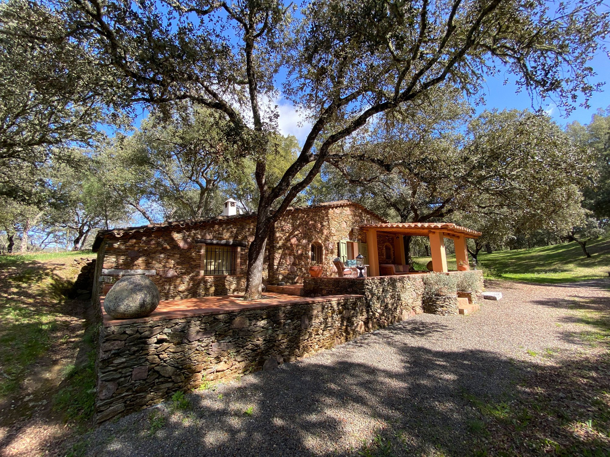 Exterior y zona de descanso de la Casita de Piedra
