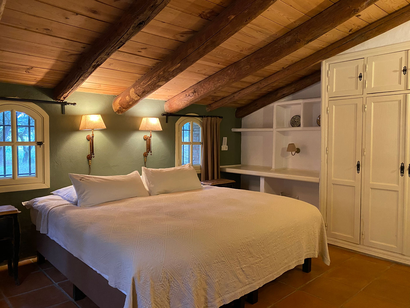 Habitación con cama de 2 m y colchón de lujo en la Casita de Piedra