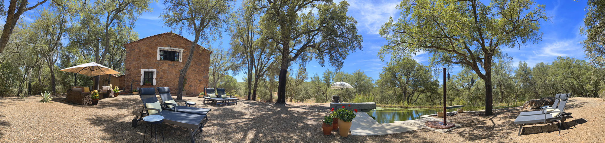 Panorámica de la piscina ecológica con zona de descanso y relax en Valle del Arroyo, Sierra de Aracena, Huelva