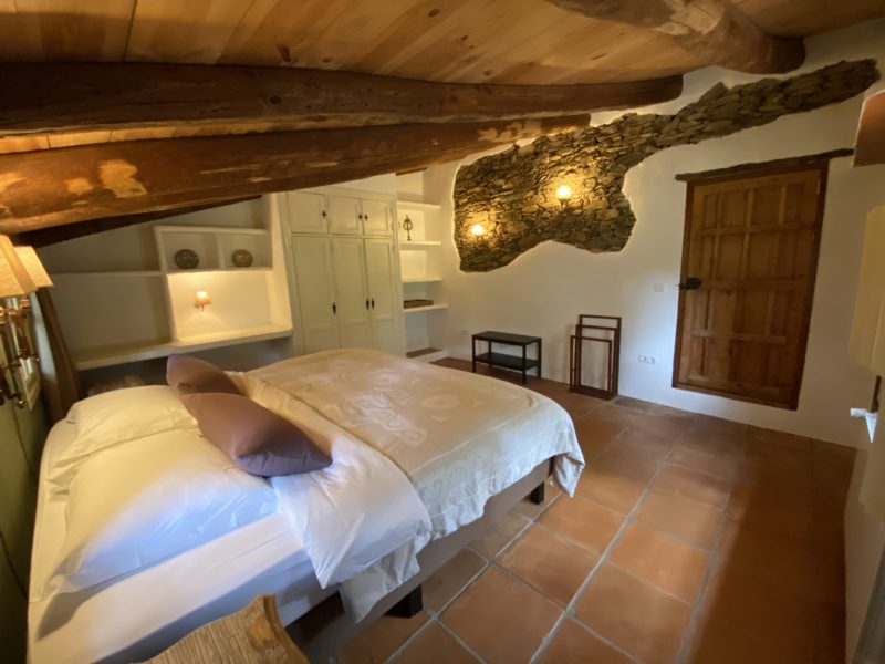 Habitación con cama de 2 m y colchón de lujo en la Casita de Piedra, Sierra de Aracena, Huelva