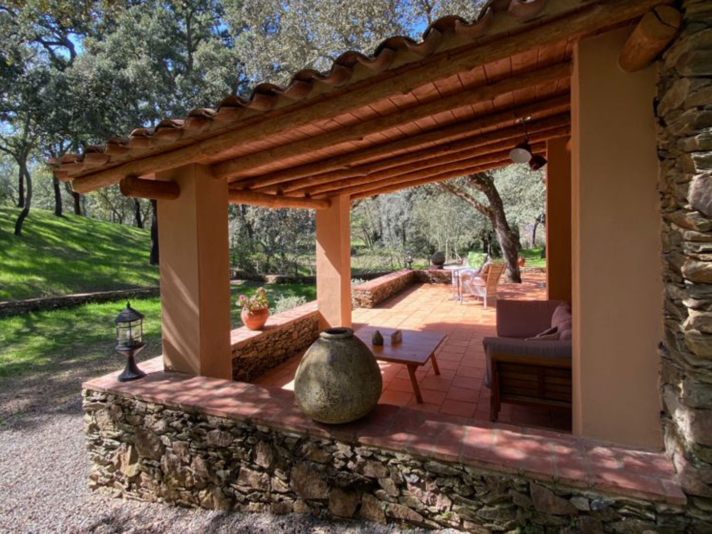 Zona de relax exterior de la Casita de Piedra, Sierra de Aracena, Huelva