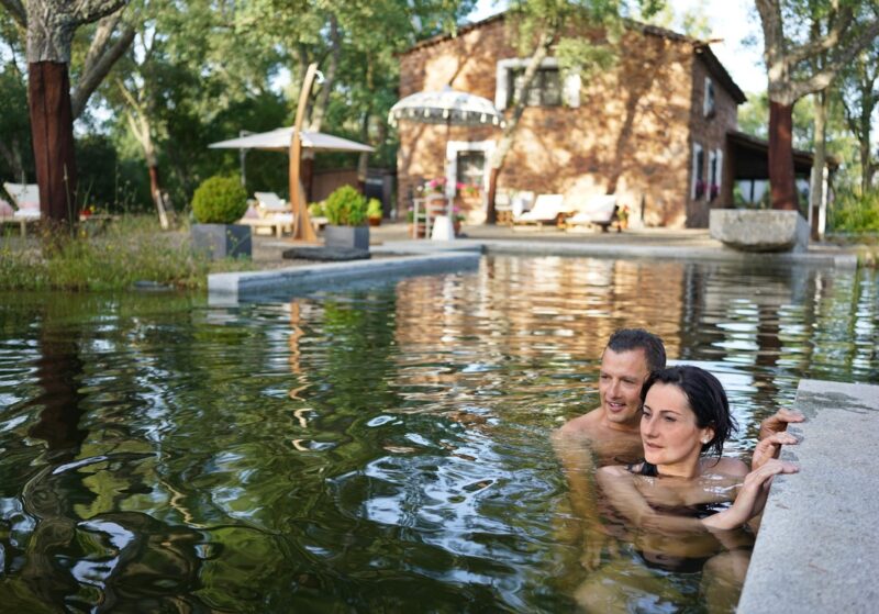 Piscina ecológica libre de químicos y respetuosa con la piel para personas con alergias