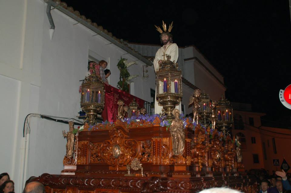 Cristo en paso de madera tallada durante la procesión nocturna en Aracena