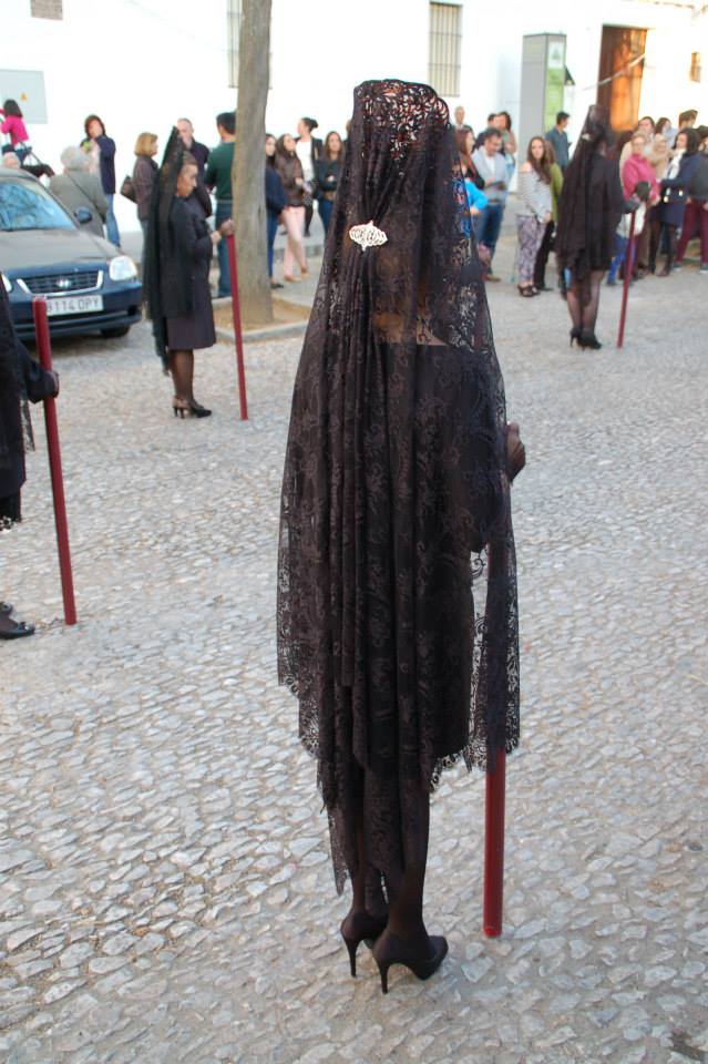 Mujer con mantilla de encaje negro durante la Semana Santa en la Sierra de Aracena