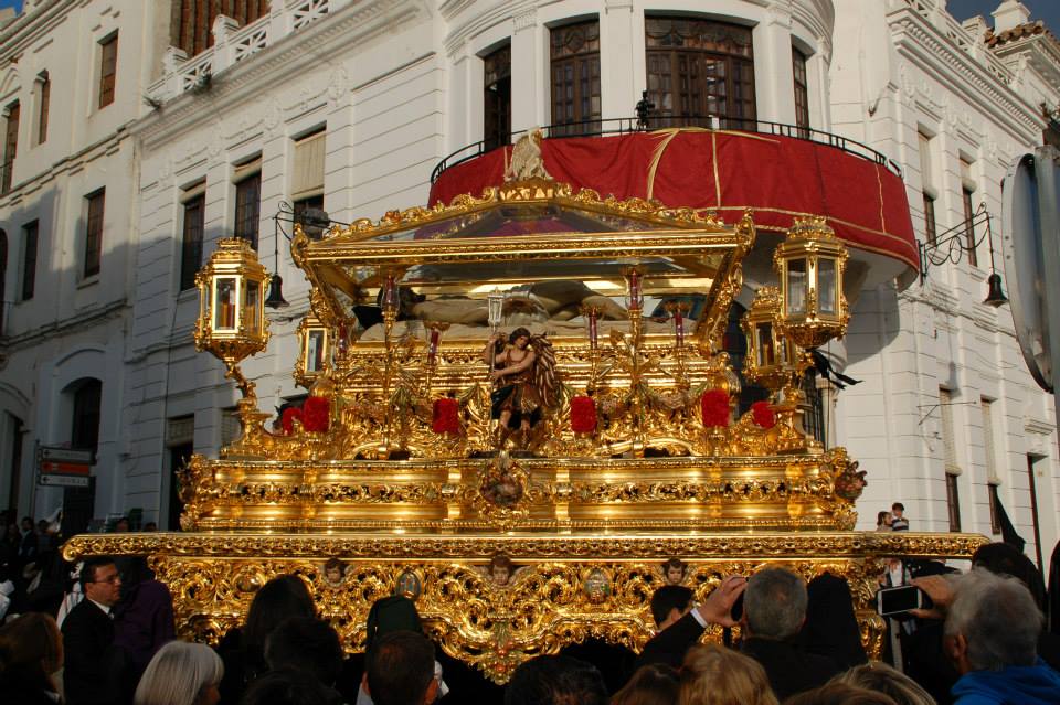 Paso dorado durante la Semana Santa en Aracena, Sierra de Aracena
