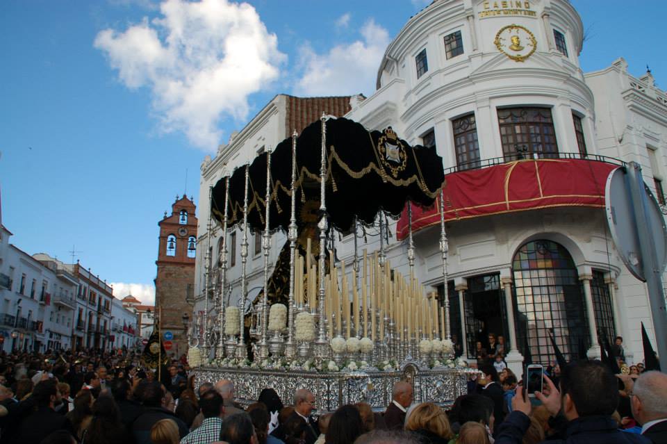 Procesión de Semana Santa en la plaza principal de Aracena con el Casino al fondo