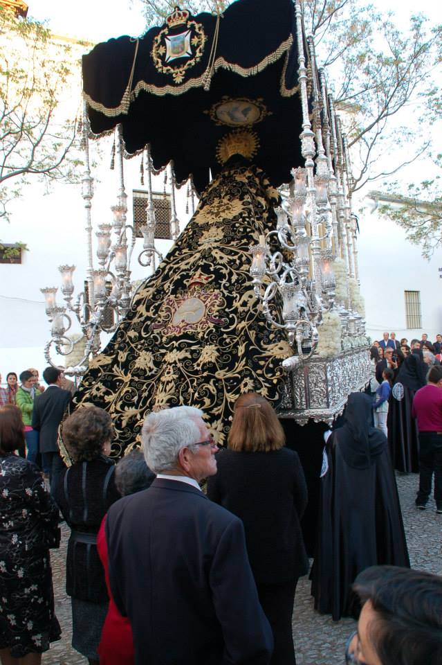 Paso de la Virgen con dosel negro y plata en la Semana Santa de Aracena