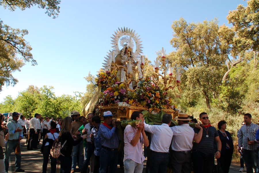 Tambores, Flores y Devoción: Las Romerías que hacen latir el Corazón de la Sierra