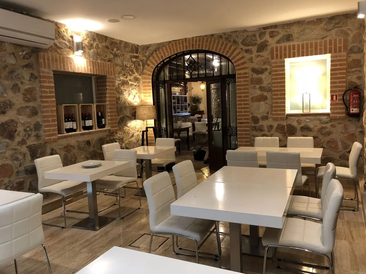 Comedor de piedra del restaurante Jesús Carrión en Aracena