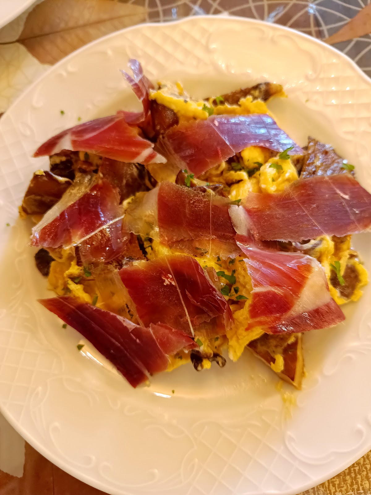 Revuelto de jamón ibérico en Mesón El Postigo, Aracena